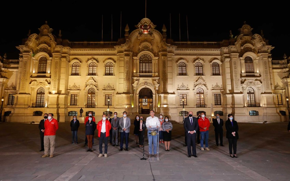 O presidente peruano Martín Vizcarra dá declaração de despedida ao lado de seus ministros antes de deixar o Palácio Presidencial em Lima — Foto: Luka Gonzales / AFP Photo