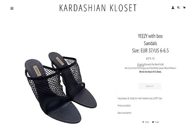 Sandália da marca de Kanye West anunciada no site de revenda da família Kardashian (Foto: Reprodução)