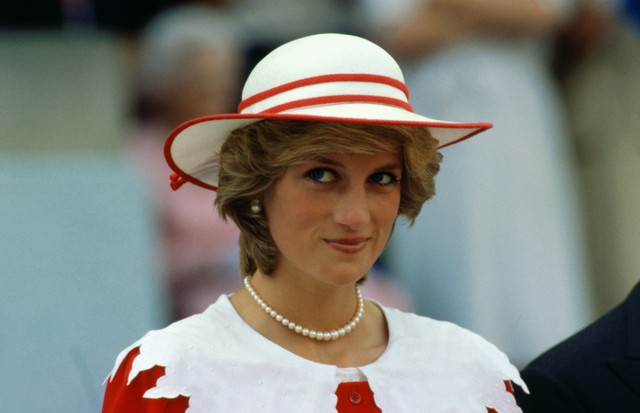 Diana, Princess of Wales, wears an outfit in the colors of Canada during a state visit to Edmonton, Alberta, with her husband. (Foto: Bettmann Archive)