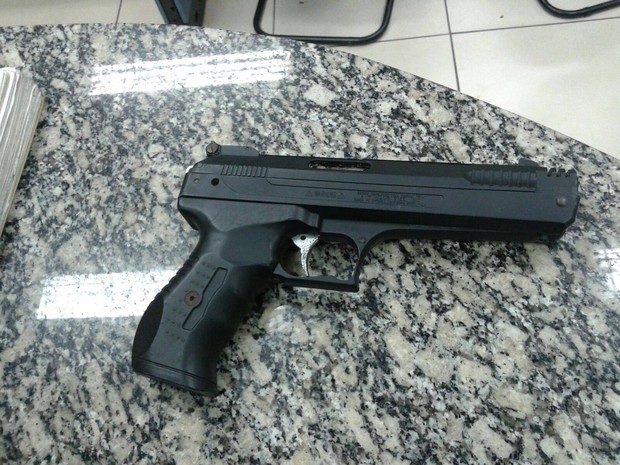 Réplica de pistola foi jogada no mato, segundo a PM (Foto: Divulgação/ PM)