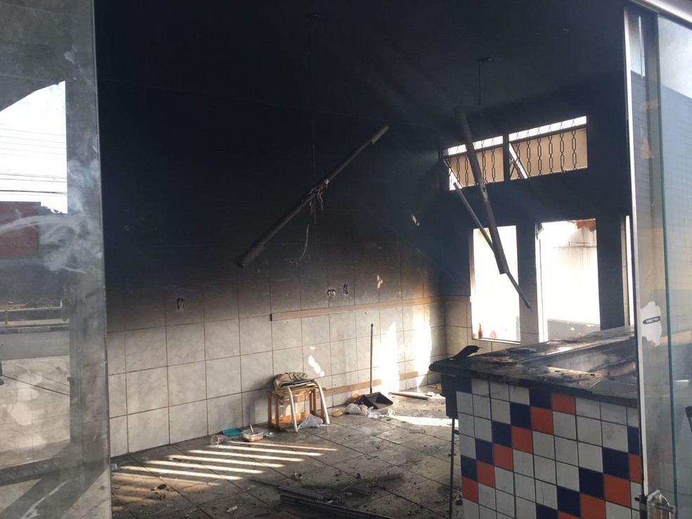 Incêndio atingiu parte que era utilizada como loja de conveniência (Foto: Valmir Custódio/G1)
