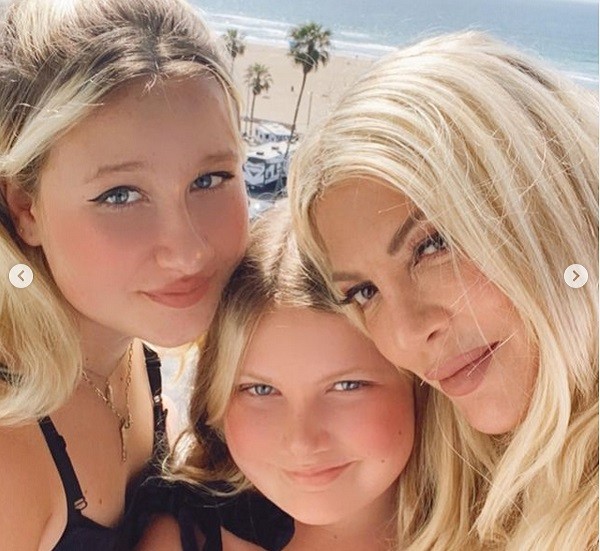 A atriz Tori Spelling com as filhas Stella e Hattie (Foto: Instagram)