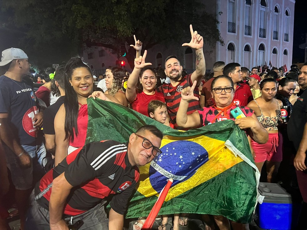 Apoiadores do presidente eleito Lula comemoram em Sobral, no Ceará. — Foto: Maristela Gláucia/SVM
