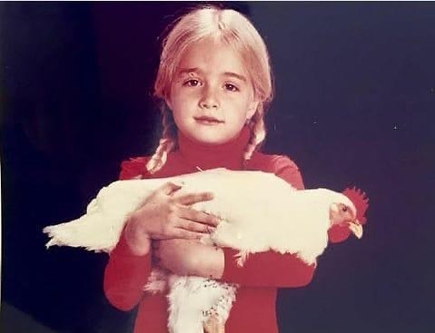 Angélica compartilha clique aos 5 anos de idade segurando uma galinha (Foto: Instagram)