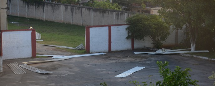 Ventania prejudicou e muito a estrutura do estádio Giulite Coutinho (Foto: André Durão/GloboEsporte.com)