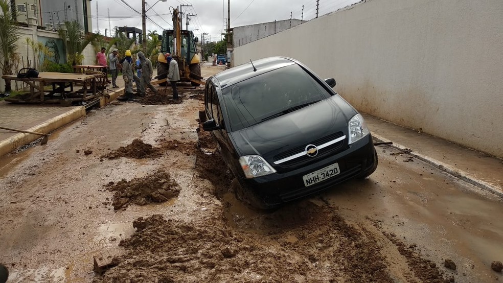 VeÃ­culo cai em cratera no bairro Planalto Vinhais 2 em SÃ£o LuÃ­s  â Foto: Douglas Pinto/ TV Mirante 