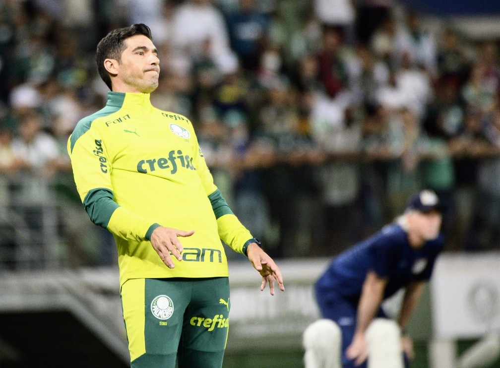 Com a cabeça no Mundial, Abel Ferreira analisa vitória contra Água Santa