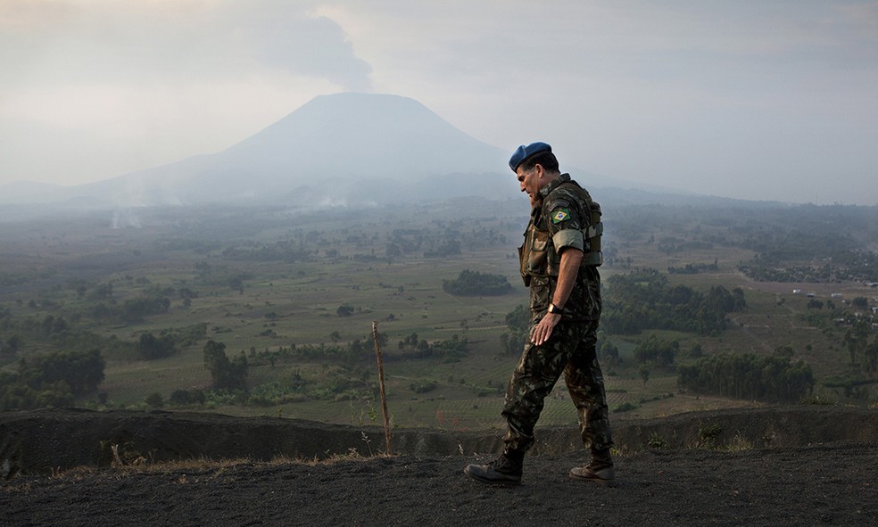 Em 2013, em missão na colina Munigi, com vista para Goma, no Congo — Foto: Sylvain Liechti/Monusco