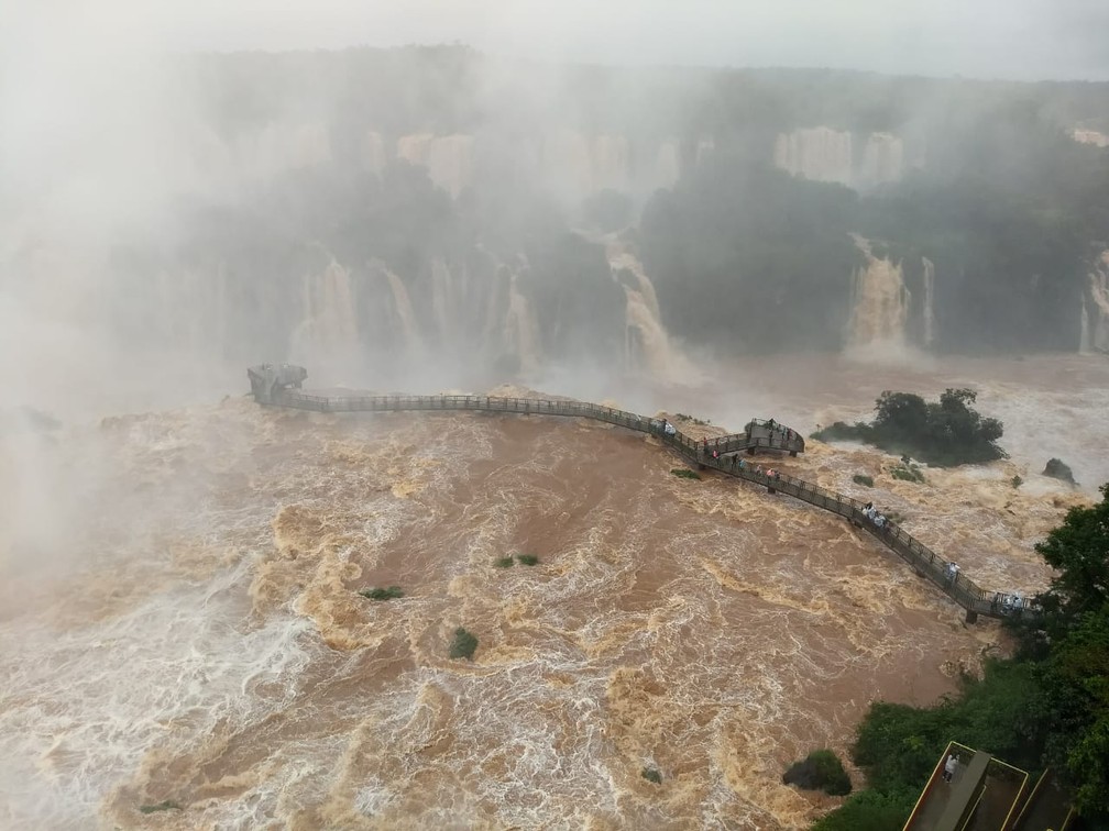 Apesar do grande volume de água nas Cataratas do Iguaçu, a passarela de acesso à Garganta do Diabo está liberada para os visitantes — Foto: Bruna Kobus/RPC