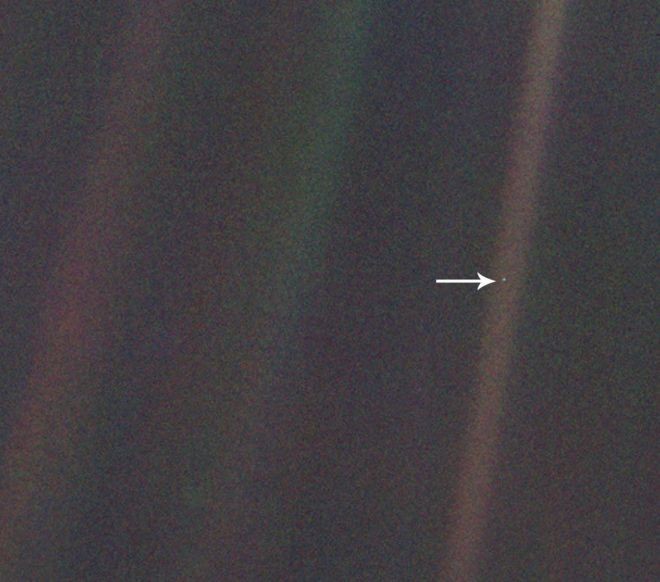 A imagem original (acima) foi feita a uma distância de 6 bilhões de km da Terra (Foto: NASA/JPL, via BBC News Brasil)