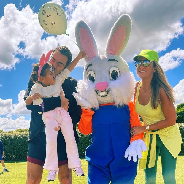 César Tralli e Ticiane Pinheiro celebram Páscoa com a filha, Manu (Foto: Reprodução/Instagram)