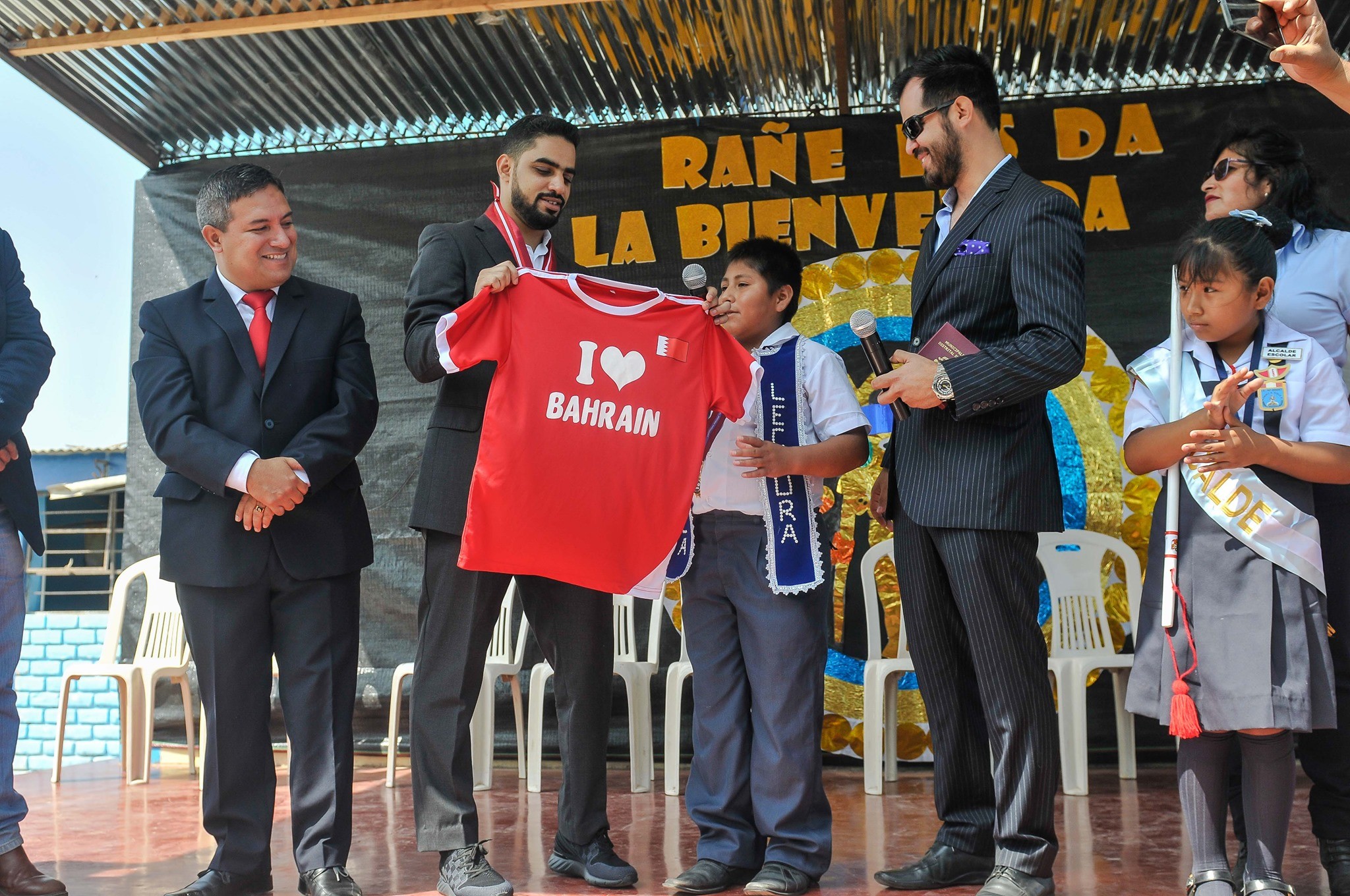 Yakoob entrega camiseta do Bahrein a Victor (Foto: Reprodução Youtube)