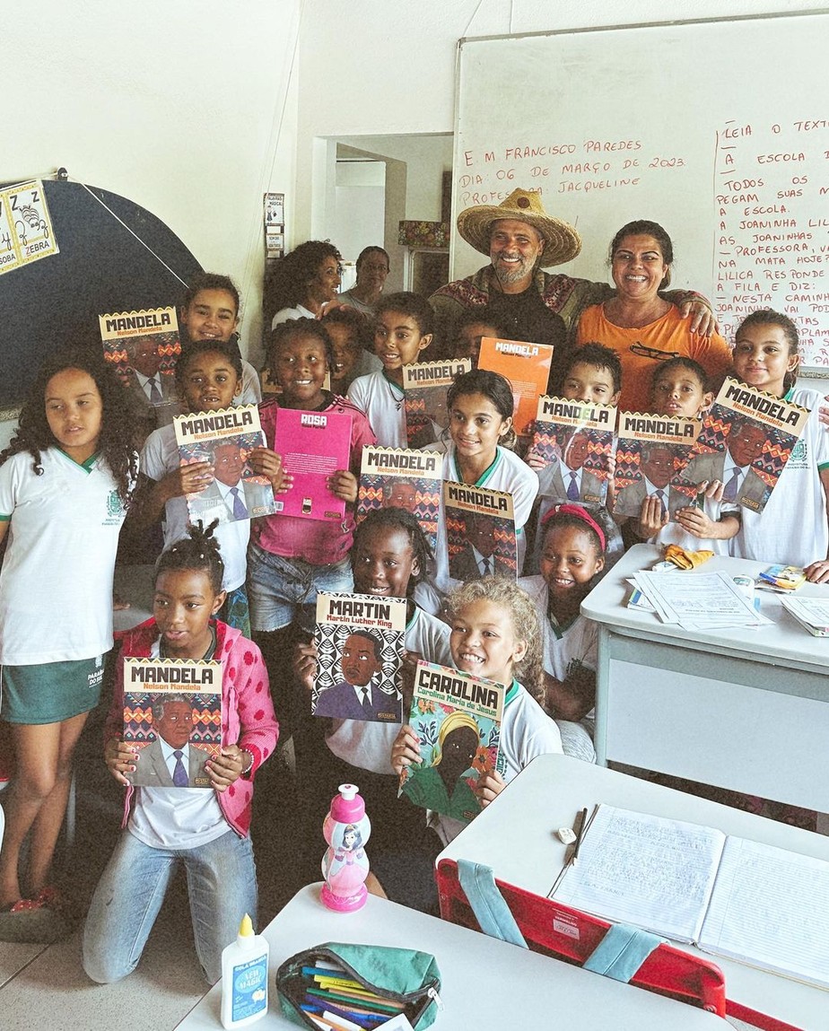 Bruno Gagliasso presenteia escola em Paraíba do Sul com livros infantis sobre Nelson Mandela