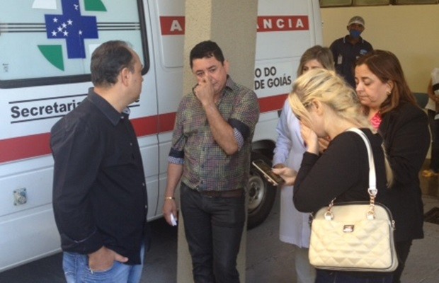 Pai de Cristiano Araújo (ao centro) lamenta a morte do filho, em Goiás (Foto: Sílvio Túlio/G1)