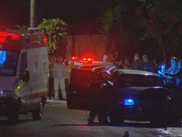 Carro foi jogado contra motocicleta em Bauru (Foto: Reprodução/TV TEM)