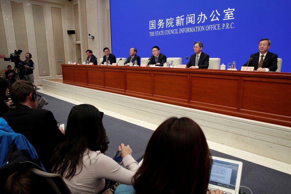 Representantes chineses falam à imprensa nesta sexta-feira (13) sobre as negociações comerciais com os Estados Unidos.  — Foto: Jason Lee/Reuters