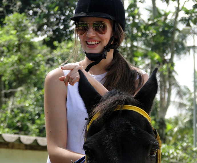'Estou aqui para perder meu medo', diz Camila Queiroz em sua primeira aula de equitação (Foto: Fabio Rosso/Gshow)