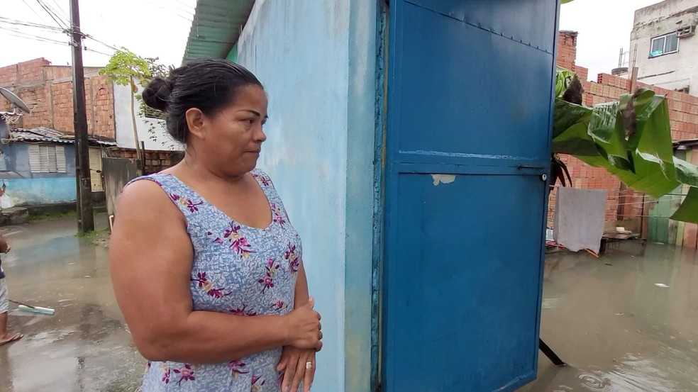 Abia Peres de Araújo, moradora do bairro São Lázaro, em Manaus, teve casa invadida pela água — Foto: Marcelo Moreira/Rede Amazônica