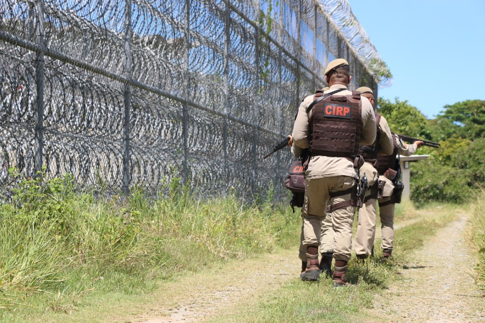 Celulares e facas são apreendidos na Colônia Penal de Simões Filho — Foto: Divulgação/SSP-BA