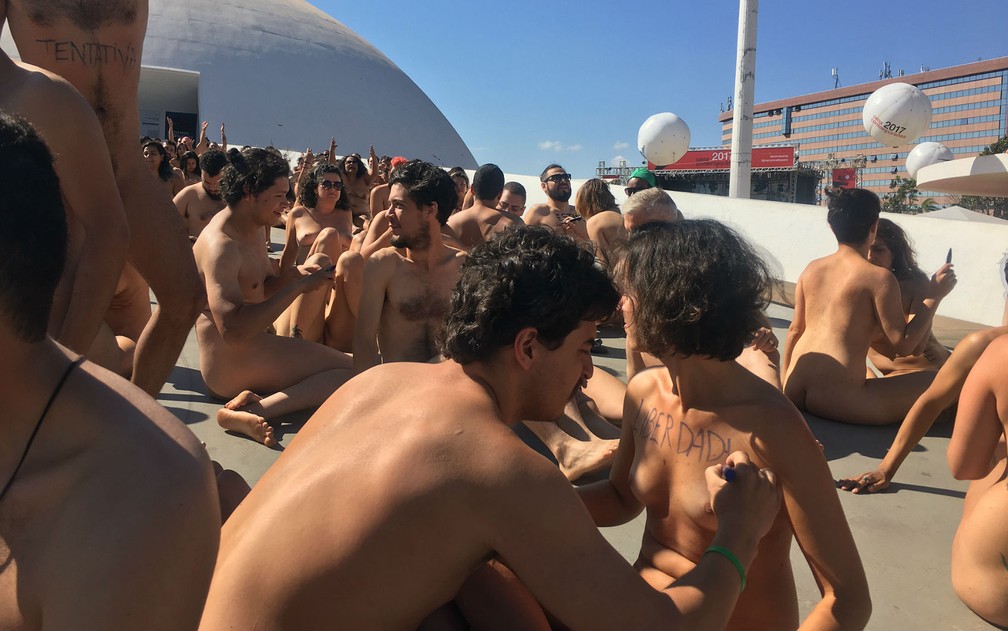 Pessoas escrevem nos corpos nus durante intervenção no Museu Nacional da República em Brasília (Foto: Luiza Garonce/G1)