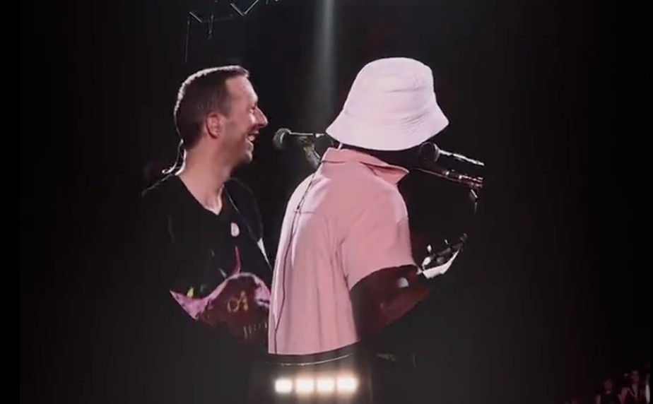 Seu Jorge canta no show de Coldplay