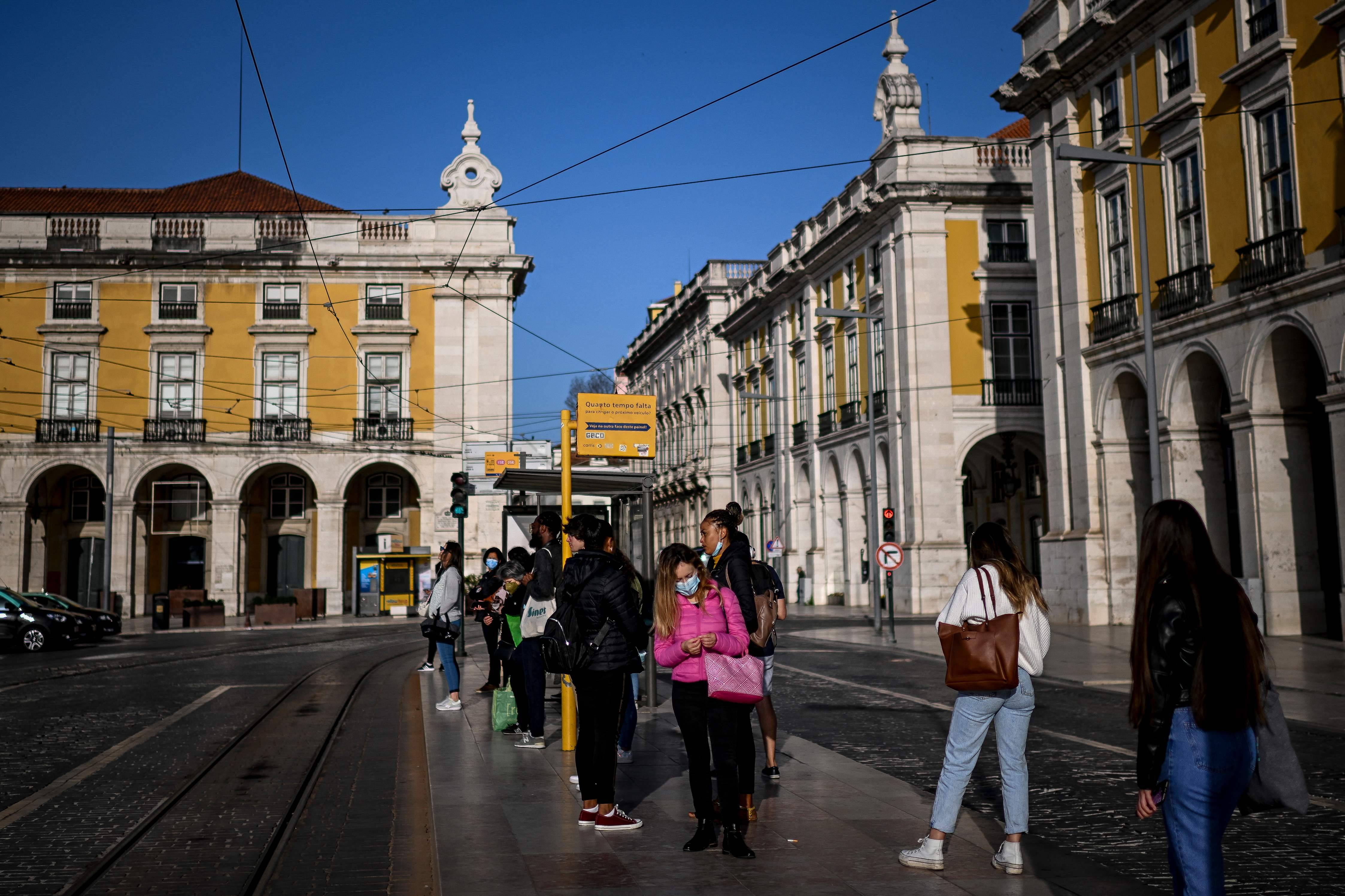 Passageiros aguardam pelo transporte público na Praça do Comércio, em Lisboa
