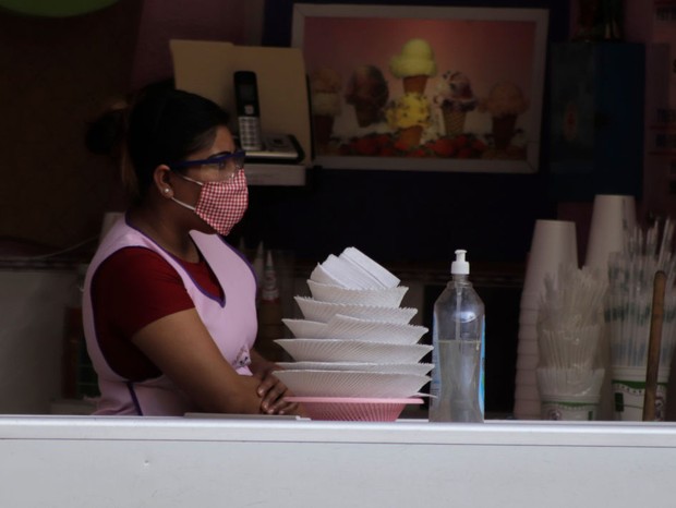 A seller of desserts in styrofoam plates in streets near the Historic Center of Mexico City during a health emergency due to COVID-19 in the capital.As of January 1, 2021, the Ministry of the Environment in Mexico City, prohibits the use of plastics and (Foto: NurPhoto via Getty Images)