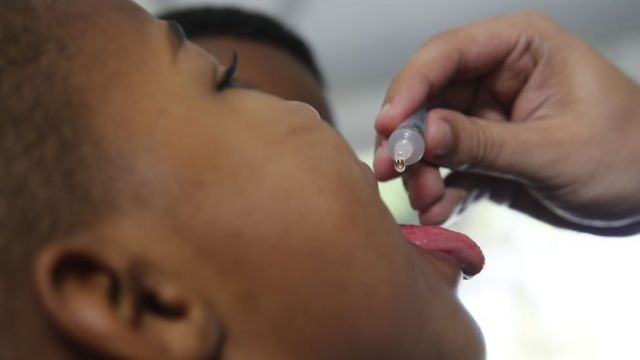 Com baixa cobertura vacinal contra a poliomielite, equipes de saúde passam a visitar bairros à procura de crianças no RN