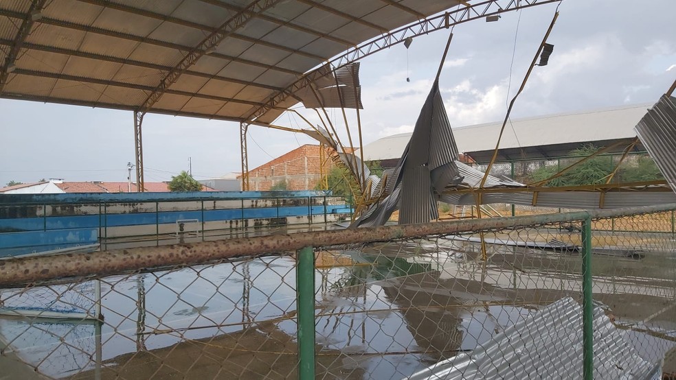 Parte do teto de ginásio desabou em Cariré, no Ceará. — Foto: Reprodução