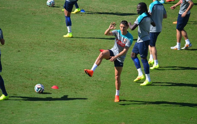 [COPA 2014]Carisma, firulas e invasão: o primeiro treino de Cristiano Ronaldo no Brasil