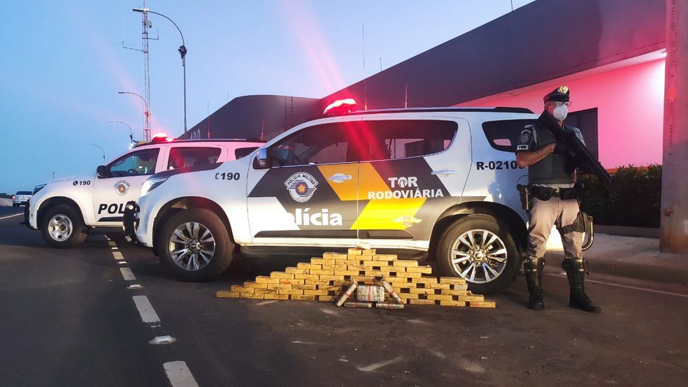 Abordagem foi feita nesta segunda-feira (17) na SP-294 em Piratininga — Foto: Polícia Rodoviária/Divulgação