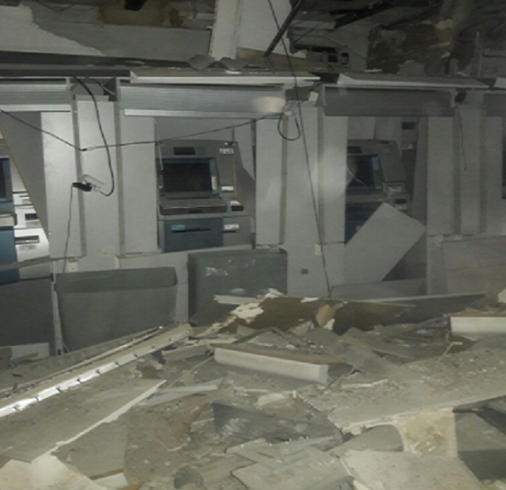 Agências de Reriutaba ficaram destruídas.  (Foto: Reprodução/TV Verdes Mares)