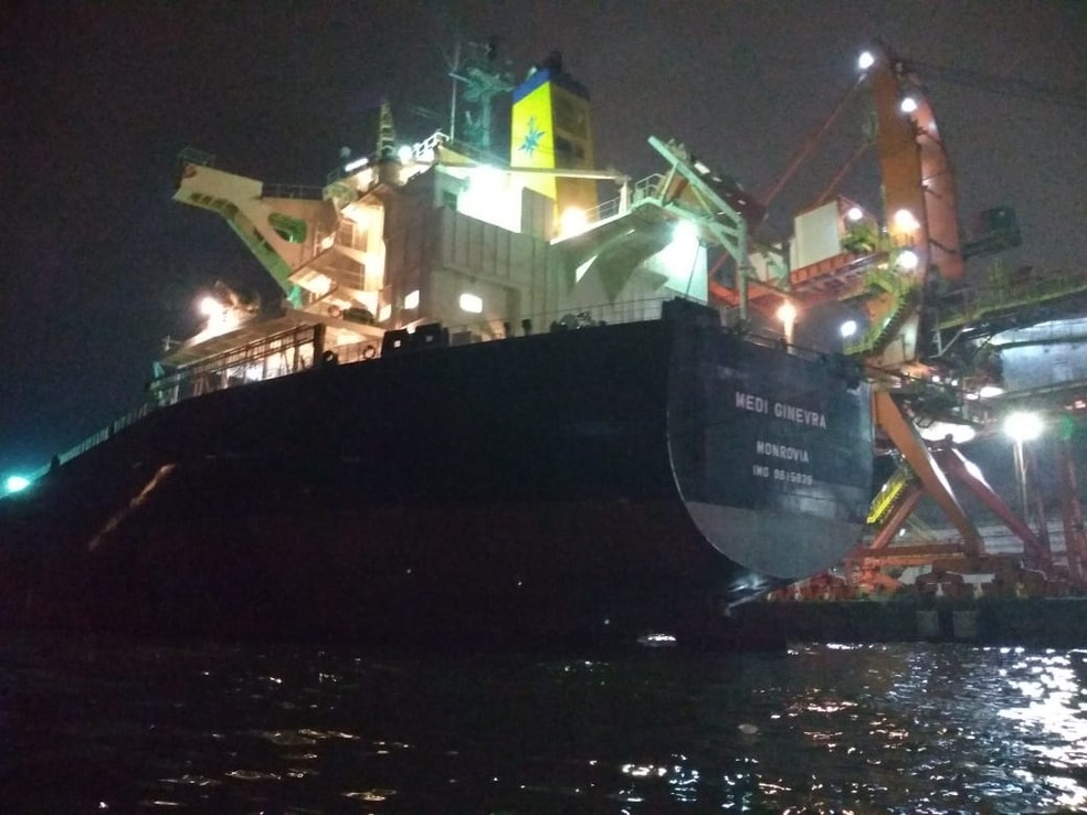 Casco navio liberiano era vistoriado por mergulhador no Porto de Santos, SP â Foto: G1 Santos