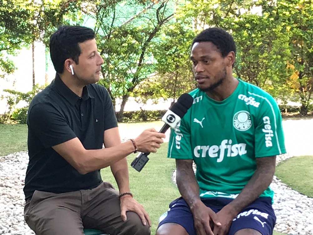 Luiz Adriano exalta Mano Menezes, e vê um Palmeiras pressionado até o final do campeonato