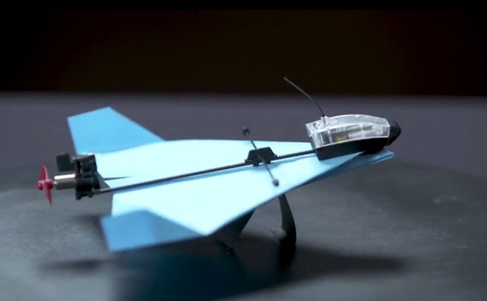 Drone de papel faz acrobacias e pode ser controlado pelo celular (Foto: Divulgação/Kickstarter)