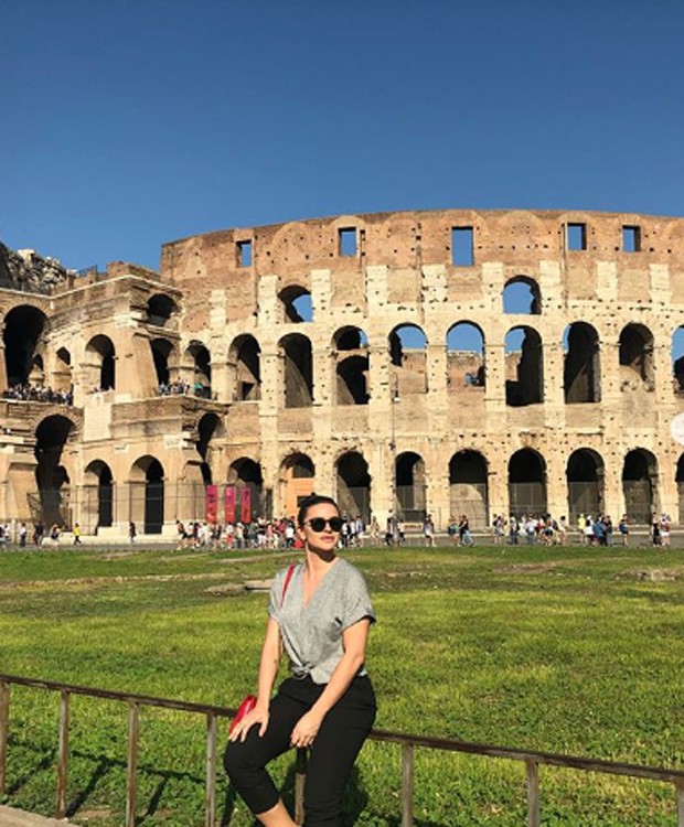 Renata Longaray posa em frente ao Coliseu (Foto: Reprodução/Instagram)