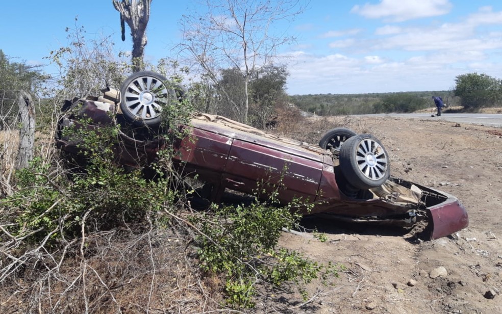 Mulher grávida fica ferida após motorista perder controle da direção e carro capotar na BR-324, em Nova Fátima — Foto: Arquivo Pessoal/Brigada Voluntária Anjos da Caatinga