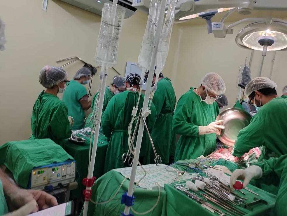 Duas equipes captando os &oacute;rg&atilde;os de pacientes que tinham 24 e 51 anos &mdash; Foto: Cedida