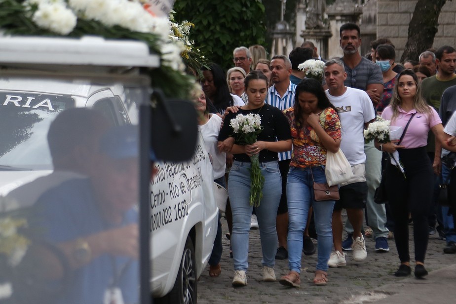 Familiares e amigos no enterro de Bruno Gomes Valentim da Costa, de 41 anos
