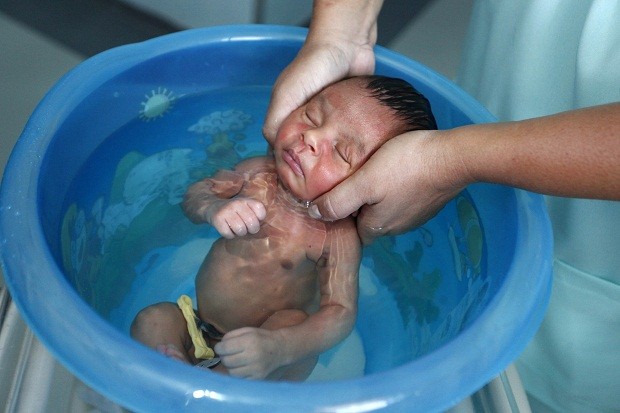Bebê em banho de ofurô (Foto: Maurício Bazílio/Divulgação SES)
