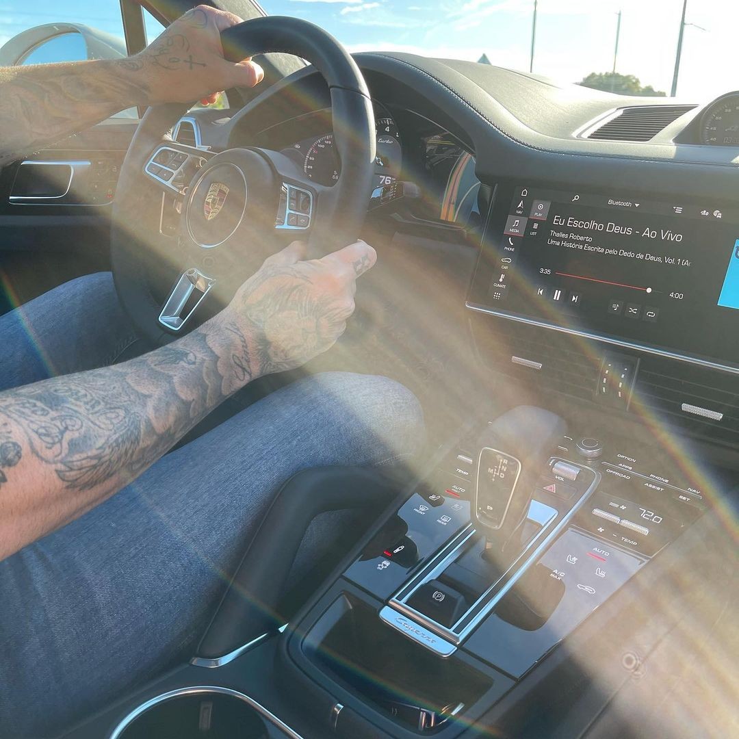 Rodrigão dirigindo o Porsche (Foto: Reprodução Instagram)