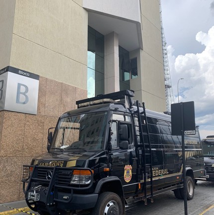 Esquadrão antibombas em hotel onde Lula ficará hospedado — Foto: Naira Trindade