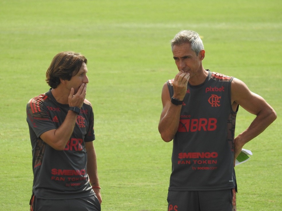 Auxiliar Victor Sánchez e Paulo Sousa conversam antes do treino do Flamengo  — Foto: Fred Gomes