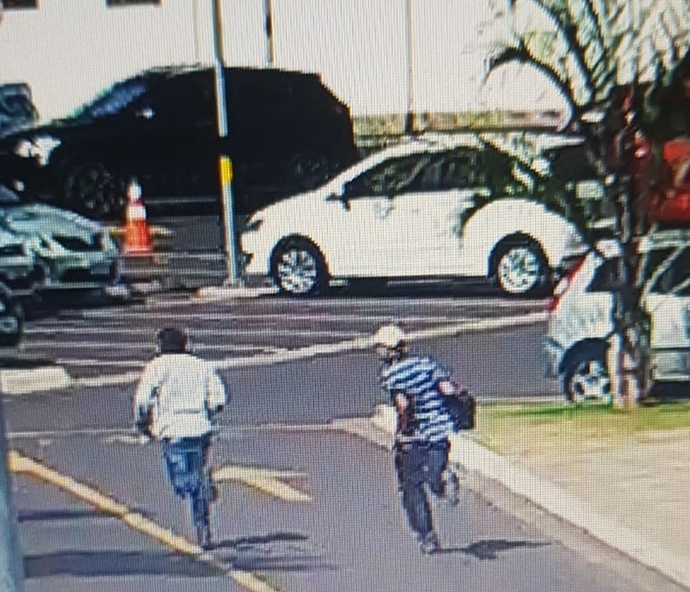 Suspeitos fugiram correndo pelo estacionamento em AraÃ§atuba  â Foto: ReproduÃ§Ã£o/CÃ¢mera de seguranÃ§a