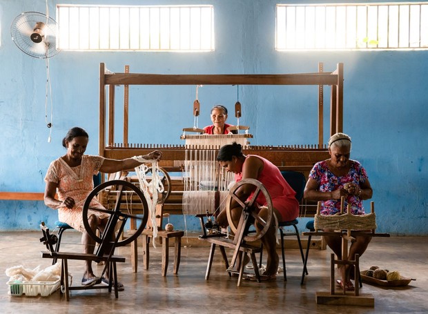 Mulheres da Central Veredas, cooperativa que reúne cerca de 200 artesãos no noroeste de Minas Gerais e que integra a Rede Artesol (Foto: Janine Morais/Divulgação/Artesol)