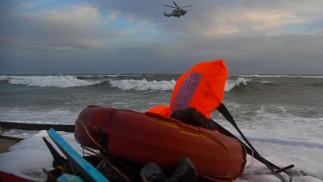 Destroços de um naufrágio foram levados para a praia depois que um barco de migrantes afundou no sul da Itália região da Calábria — Foto: ALESSANDRO SERRANO/AFP