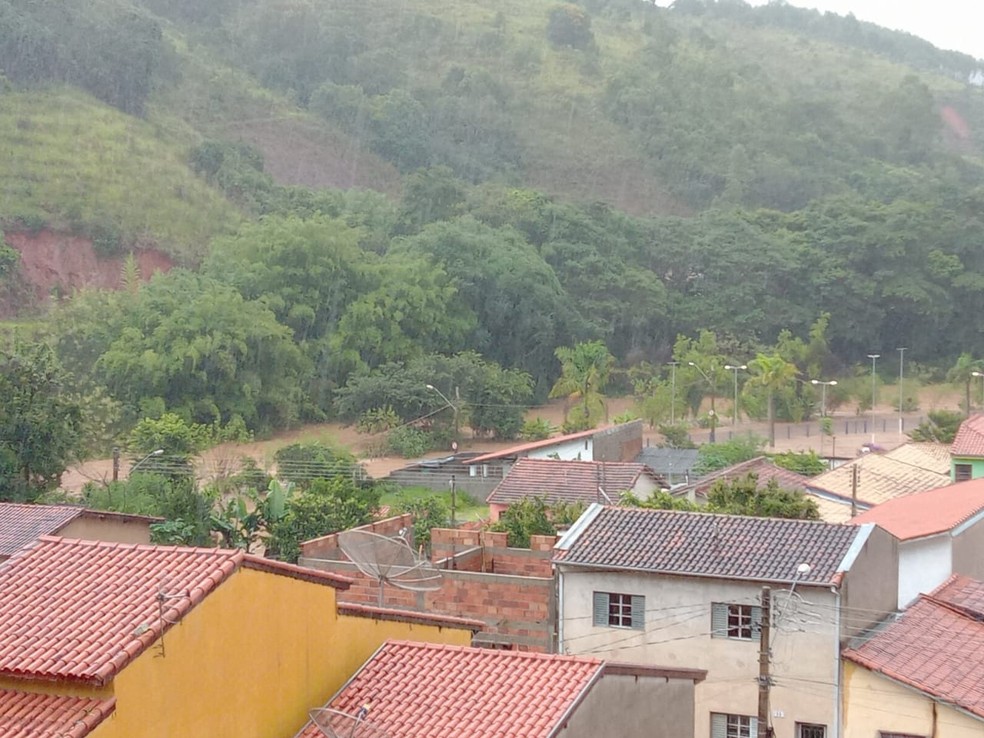 Rio Paraitinga subiu 3,7 metros acima do nível normal após chuvas — Foto: Paulo José de Brito