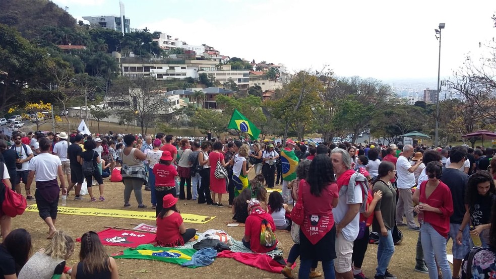 Manifestantes se concentram na Praça do Papa com bandeiras do Brasil — Foto: Humberto Trajano / G1