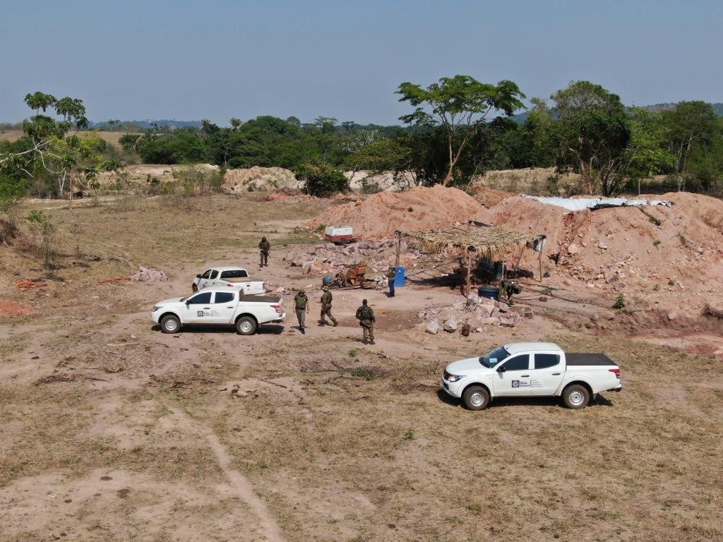 Operação apreende 12 equipamentos e aplica multa de R$ 130 mil contra extração ilegal de minérios em 3 municípios de MT