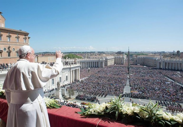 Papa Francisco saúda fiéis durante mensagem de Páscoa  (Foto: EFE/EPA/HO)
